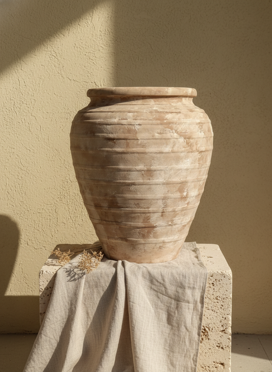 Vaso terracota artesanal EXC 15, handmade em Portugal. Decoração wabi-sabi, farmhouse, Japandi, minimalista, mediterrânica, cottagecore e moderno. Design de interiores, decoração sustentável; design biofílico;