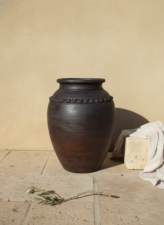 Vaso terracota artesanal RÚSTICO R feito à mão Portugal. Estilo wabi-sabi, minimalista, rústico, mediterrânico, Japandi e farmehouse. Decoração de interiores; design biofílico;