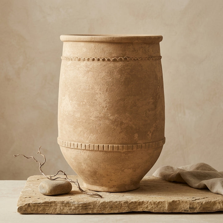 Vaso terracota artesanal Alba I feito à mão Portugal. Estilo marroquino; Estilo Mediterrânico; Decoração Wabi-sabi, minimalista, rústico, farmhouse e moderno. ORGANIC DECOR; MEDITERRANEAN STYLE; Design de interiores; design biofílico; decoração sustentável.