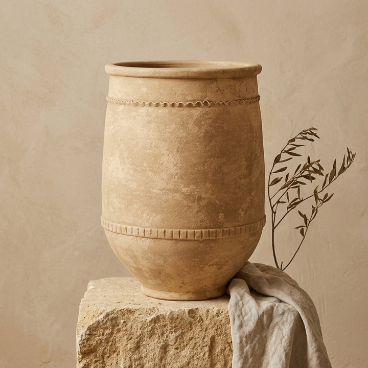 Vaso terracota artesanal Alba I feito à mão Portugal. Estilo marroquino; Estilo Mediterrânico; Decoração Wabi-sabi, minimalista, rústico, farmhouse e moderno. ORGANIC DECOR; MEDITERRANEAN STYLE; Design de interiores; design biofílico; decoração sustentável.