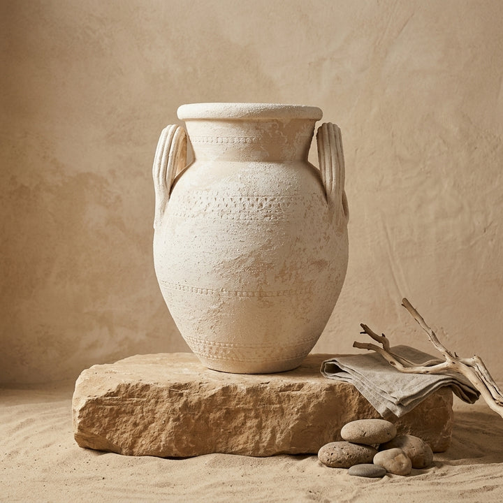 Vaso terracota artesanal Poteh A feito à mão Portugal. Mediterranen House Style; Decoração orgânica; Decoração natural e sustentável nos estilos Japandi, minimalista, rústico, farmhouse e moderno e wabi-sabi. Design de interiores; design biofílico;
