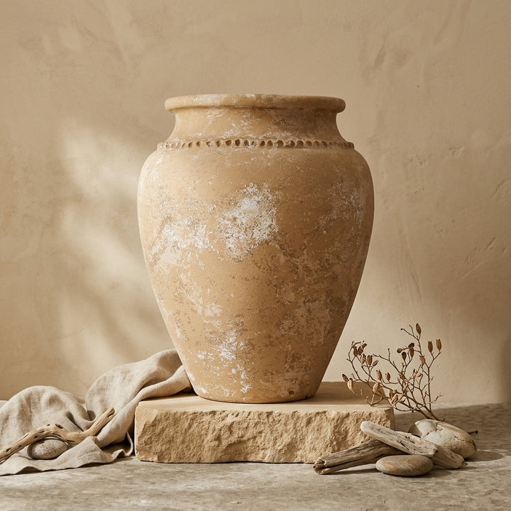 Vaso terracota artesanal Kora M, artesanato feito em Portugal. Decoração de interiores; Design biofílico; Decoração sustentável nos estilos: Japandi, minimalista, rústico, mediterrânico, farmhouse e cottage.