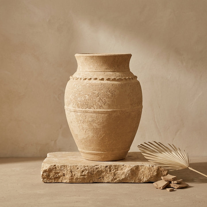 Vaso terracota artesanal LAMOUR L feito à mão Portugal. Decoração orgânica; Decoração sustentável; Design de interiores; decoração e design biofílico; Decoração minimalista, wabi-sabi, rústica, mediterrânico e farmehouse. Mediterranean House Style