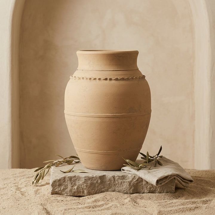 Vaso terracota artesanal LAMOUR K feito à mão Portugal. Decoração orgânica; Decoração sustentável; Design de interiores; decoração e design biofílico; Decoração minimalista, wabi-sabi, rústica, mediterrânico e farmehouse. Mediterranean House Style