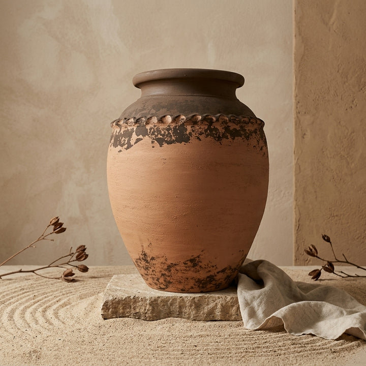 Vaso terracota artesanal EXC 36, handmade em Portugal. Organic Decor; Design de interiores sustentável; design biofílico; Decoração orgânica; Decoração wabi-sabi, farmhouse, Japandi, minimalista, mediterrânica. Mediterranean Style;