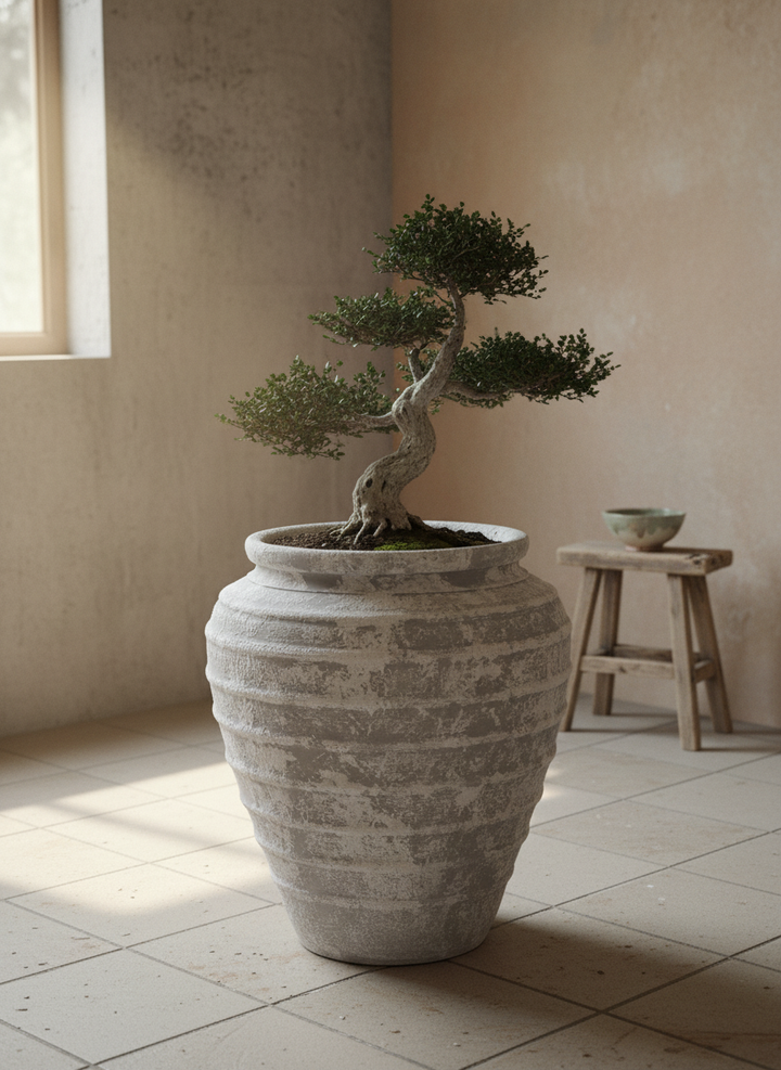 Vaso terracota artesanal Marua E feito à mão Portugal. Decoração e design biofílico; Decoração nos estilos wabi-sabi, Japandi, minimalista, rústico, mediterrânico, farmehouse, cottage. Design de interiores;