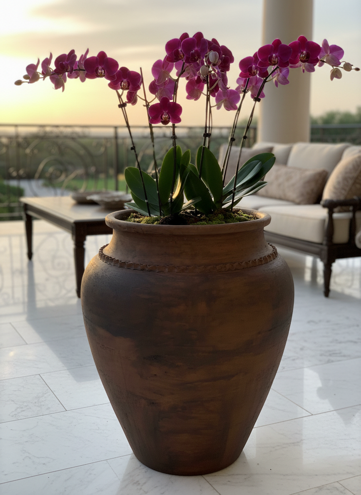 Vaso terracota artesanal Kora J, feito  em Portugal. Decoração sustentável nos estilos Japandi, minimalista, rústico, mediterrânico, farmhouse e cottage. Decoração de interiores; Design biofílico; 