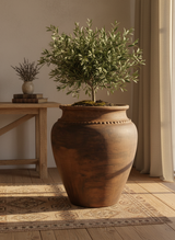 Vaso terracota artesanal Kora J, feito  em Portugal. Decoração sustentável nos estilos Japandi, minimalista, rústico, mediterrânico, farmhouse e cottage. Decoração de interiores; Design biofílico; 