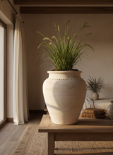 Vaso terracota artesanal Kora K, feito artesanalmente em Portugal. Decoração de interiores; Design biofílico; Decoração sustentável nos estilos: Japandi, minimalista, rústico, mediterrânico, farmhouse e cottage. 