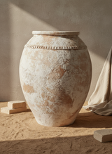 Vaso terracota artesanal Luma E, artesanalmente feito em Portugal, decoração wabi-sabi, minimalista, rústica, mediterrânica, cottagecore e farmhouse . Decoração e design de interiores; decoração e design biofílico;