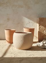 Vaso terracota artesanal  EXC 14, handmade em Portugal. Decoração wabi-sabi, farmhouse, Japandi, minimalista, mediterrânica, cottagecore e moderno. Design de interiores, decoração sustentável; design biofílico;