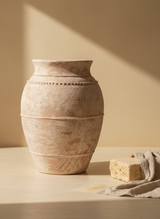 Vaso terracota artesanal LAMOUR A feito à mão Portugal; Decoração e design de interiores; decoração e design biofílico; Decoração minimalista, wabi-sabi, rústica, mediterrânico e farmehouse. Decoração sustentável;