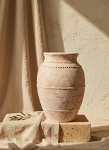 Vaso terracota artesanal LAMOUR A feito à mão Portugal; Decoração e design de interiores; decoração e design biofílico; Decoração minimalista, wabi-sabi, rústica, mediterrânico e farmehouse. Decoração sustentável;