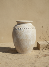 Vaso terracota artesanal Tamar F feito à mão Portugal. Decoração estilo wabi-sabi, minimalista, rústico, mediterrânico, Japandi e farmehouse. Decoração de interiores;  Design biofílico; Decoração sustentável