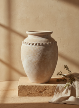 Vaso terracota artesanal Tamar F feito à mão Portugal. Decoração estilo wabi-sabi, minimalista, rústico, mediterrânico, Japandi e farmehouse. Decoração de interiores;  Design biofílico; Decoração sustentável