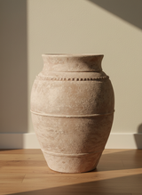 Vaso terracota artesanal LAMOUR A feito à mão Portugal; Decoração e design de interiores; decoração e design biofílico; Decoração minimalista, wabi-sabi, rústica, mediterrânico e farmehouse. Decoração sustentável;