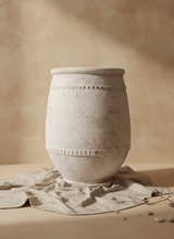 Vaso terracota artesanal Alba G feito à mão Portugal. Decoração Wabi-sabi, minimalista, rústico, farmhouse e moderno. Design de interiores; design biofílico; decoração sustentável.