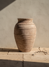 Vaso terracota artesanal RÚSTICO G.1 feito à mão Portugal. Decoração minimalista, wabi-sabi, rústica, mediterrânico e farmehouse. Decoração e design de interiores; design biofílico e decoração;
