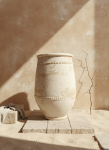 Vaso terracota artesanal Alba G feito à mão Portugal. Estilo marroquino; Estilo Mediterrânico; Decoração Wabi-sabi, minimalista, rústico, farmhouse e moderno. Design de interiores; design biofílico; decoração sustentável.