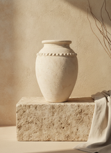Vaso terracota artesanal Tamar J feito à mão Portugal. Decoração organica em terracota; Decoração estilo wabi-sabi, minimalista, rústico, mediterrânico, Japandi e farmehouse. Decoração de interiores;  Design biofílico; Decoração sustentável