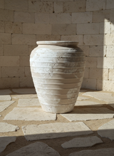 Vaso terracota artesanal Marua K, feito à mão Portugal. Estilo wabi-sabi, minimalista, rústico, mediterrânico, moderno e outras. Decoração sustentável e design de interiores; design biofílico;