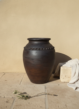 Vaso terracota artesanal RÚSTICO R feito à mão Portugal.  Estilo wabi-sabi, minimalista, rústico, mediterrânico, Japandi e farmehouse. Decoração de interiores;  design biofílico;