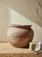 Vaso terracota artesanal RÚSTICO P feito à mão em Portugal. Estilos minimalista, rústico, mediterrânico, Japandi,  wabi-sabi e farmehouse. Decoração de interiores;  design biofílico;