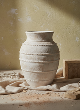 Vaso terracota artesanal LAMOUR C feito à mão Portugal. Decoração e design de interiores; decoração e design biofílico; Decoração minimalista, wabi-sabi, rústica, mediterrânico e farmehouse. 