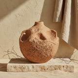 Vaso terracota artesanal  EXC 22, handmade em Portugal. Decoração orgânica; Decoração wabi-sabi, farmhouse, Japandi, minimalista, mediterrânica, cottagecore e moderno. Design de interiores sustentável; design biofílico;