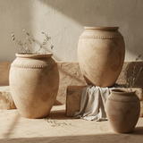 Vaso terracota artesanal Luma F, artesanalmente feito em Portugal. Decoração orgânica, decoração wabi-sabi, minimalista, rústica, mediterrânica, cottagecore e farmhouse . Decoração e design de interiores; decoração e design biofílico;