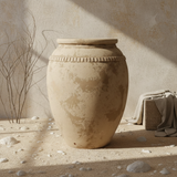 Vaso terracota artesanal Luma F, artesanalmente feito em Portugal. Decoração orgânica, decoração wabi-sabi, minimalista, rústica, mediterrânica, cottagecore e farmhouse . Decoração e design de interiores; decoração e design biofílico;