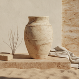 Vaso terracota artesanal LAMOUR I feito à mão Portugal. Decoração orgãnica; Decoração sustentável; Design de interiores; decoração e design biofílico; Decoração minimalista, wabi-sabi, rústica, mediterrânico e farmehouse. 