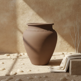 Vaso terracota artesanal Kora O,  artesanato made in em Portugal. Decoração orgânica; Decoração de interiores; Design biofílico; Decoração sustentável nos estilos: Japandi, minimalista, rústico, mediterrânico, farmhouse e cottage. 