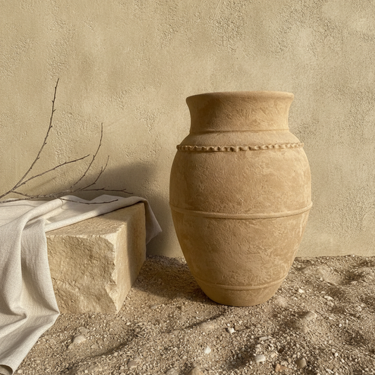 Vaso terracota artesanal LAMOUR J handcrafted in Portugal. Decoração orgãnica; Decoração sustentável; Design de interiores; decoração e design biofílico; Decoração minimalista, wabi-sabi, rústica, mediterrânico e farmehouse. Organic decor;