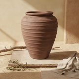 Vaso terracota artesanal Rústico X.4, feito à mão em Portugal. Decoração orgânica; Decoração rústica e cottagecore. Inspiração mediterrânica e farmhouse. Decoração de interiores; Design biofílico; Decoração sustentável