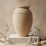 Vaso terracota artesanal Tamar M feito à mão Portugal. Decoração de interiores; Decoração Orgânica; Design biofílico; Decoração sustentável; Decoração estilo wabi-sabi, minimalista, rústico, mediterrânico, Japandi e farmehouse. 