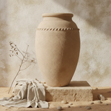 Vaso terracota artesanal Tamar M feito à mão Portugal. Decoração de interiores; Decoração Orgânica; Design biofílico; Decoração sustentável; Decoração estilo wabi-sabi, minimalista, rústico, mediterrânico, Japandi e farmehouse. 