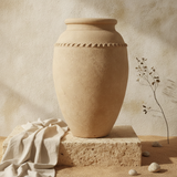 Vaso terracota artesanal Tamar M feito à mão Portugal. Decoração de interiores; Decoração Orgânica; Design biofílico; Decoração sustentável; Decoração estilo wabi-sabi, minimalista, rústico, mediterrânico, Japandi e farmehouse. 
