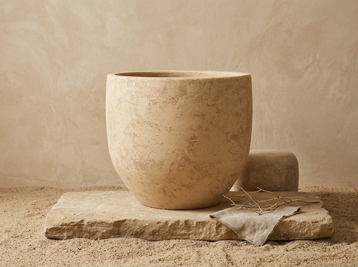 Vaso terracota artesanal  NAHURA D handmade em Portugal. Decoração wabi-sabi, farmhouse, Japandi, minimalista, mediterrânica, cottagecore e moderno. Design de interiores, decoração sustentável; design biofílico; ORGANIC DECOR; 