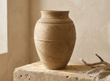 Vaso terracota artesanal LAMOUR K feito à mão Portugal.  Design de interiores; Decoração sustentável; Decoração orgânica; decoração e design biofílico; Decoração minimalista, wabi-sabi, rústica, mediterrânico e farmehouse. 