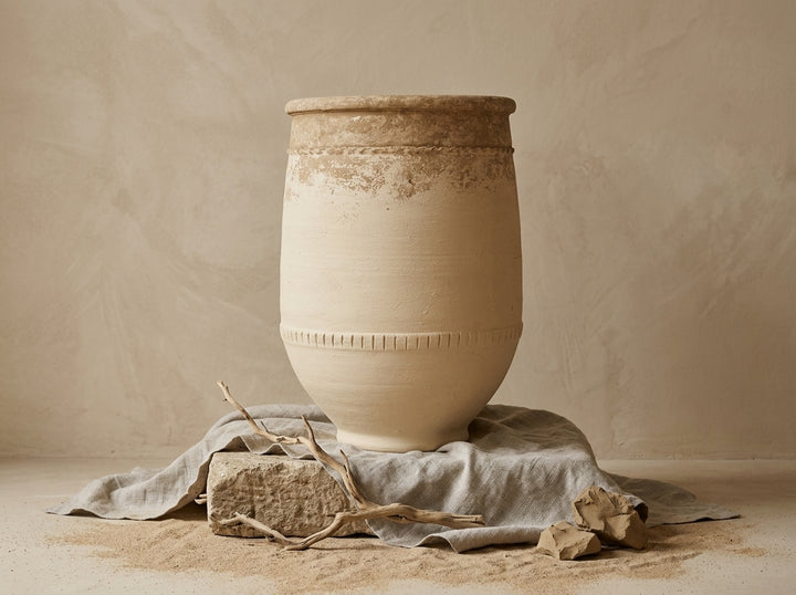 Vaso terracota artesanal Alba F feito à mão Portugal. Estilo marroquino; Estilo Mediterrânico; ORGANIC DECOR; MEDITERRANEAN DECOR; Decoração Wabi-sabi, minimalista, rústico, farmhouse e moderno. Design de interiores; design biofílico; decoração sustentável.