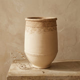 Vaso terracota artesanal Alba F feito à mão Portugal. Estilo marroquino; Estilo Mediterrânico; ORGANIC DECOR; MEDITERRANEAN DECOR; Decoração Wabi-sabi, minimalista, rústico, farmhouse e moderno. Design de interiores; design biofílico; decoração sustentável.