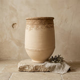 Vaso terracota artesanal Alba F feito à mão Portugal. Estilo marroquino; Estilo Mediterrânico; ORGANIC DECOR; MEDITERRANEAN DECOR; Decoração Wabi-sabi, minimalista, rústico, farmhouse e moderno. Design de interiores; design biofílico; decoração sustentável.