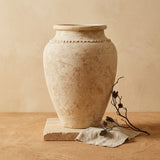 Vaso terracota artesanal Kora G, feito artesanalmente em Portugal. Decoração de interiores; Design biofílico; Decoração Japandi, minimalista, rústico, mediterrânico, farmhouse e cottage. 