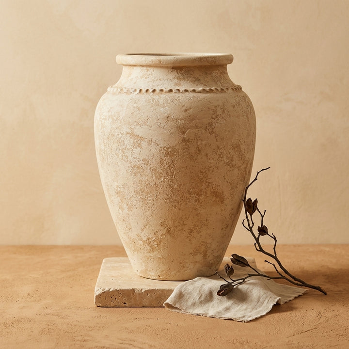 Vaso terracota artesanal Kora G, feito artesanalmente em Portugal. Decoração de interiores; Design biofílico; Decoração Japandi, minimalista, rústico, mediterrânico, farmhouse e cottage. 