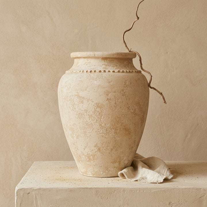 Vaso terracota artesanal Kora G, feito artesanalmente em Portugal. Decoração de interiores; Design biofílico; Decoração Japandi, minimalista, rústico, mediterrânico, farmhouse e cottage. 
