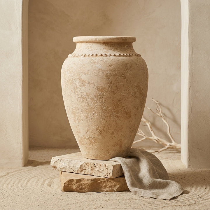 Vaso terracota artesanal Kora G, feito artesanalmente em Portugal. Decoração de interiores; Design biofílico; Decoração Japandi, minimalista, rústico, mediterrânico, farmhouse e cottage. 