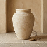 Vaso terracota artesanal Kora G, feito artesanalmente em Portugal. Decoração de interiores; Design biofílico; Decoração Japandi, minimalista, rústico, mediterrânico, farmhouse e cottage. 