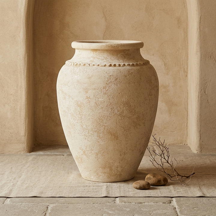 Vaso terracota artesanal Kora G, feito artesanalmente em Portugal. Decoração de interiores; Design biofílico; Decoração Japandi, minimalista, rústico, mediterrânico, farmhouse e cottage. 