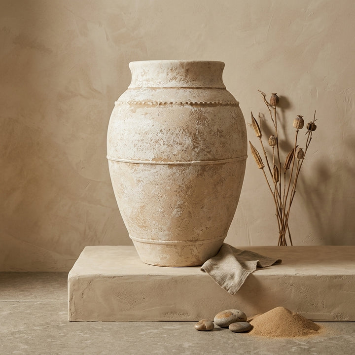 Vaso terracota artesanal LAMOUR M feito à mão Portugal. ORGANIC DECOR; Design de interiores; Decoração sustentável; Decoração orgânica; decoração e design biofílico; Decoração minimalista, wabi-sabi, rústica, mediterrânico e farmehouse. 